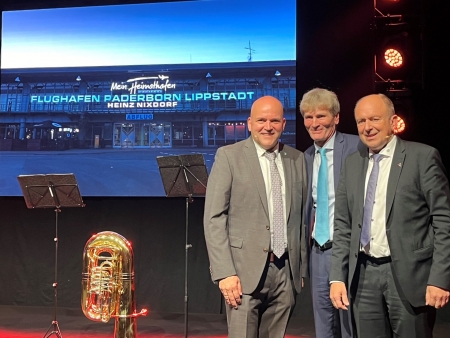 Der große Moment: Aufsichtsratsvorsitzender Christoph Rüther (rechts) und Geschäftsführer Roland Hüser (links) enthüllten gemeinsam mit Prof. Dr. Nikolaus Risch, Vorstandsmitglied der Heinz Nixdorf Stiftung, den Namenszusatz am Flughafen-Schriftzug. © Flughafen Paderborn/Lippstadt GmbH